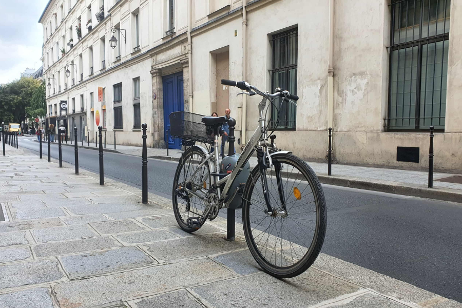Un vélo sécurisé par un cadenas Sharelock