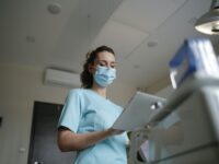 Une femme médecin utilise une tablette connectée à l'hôpital