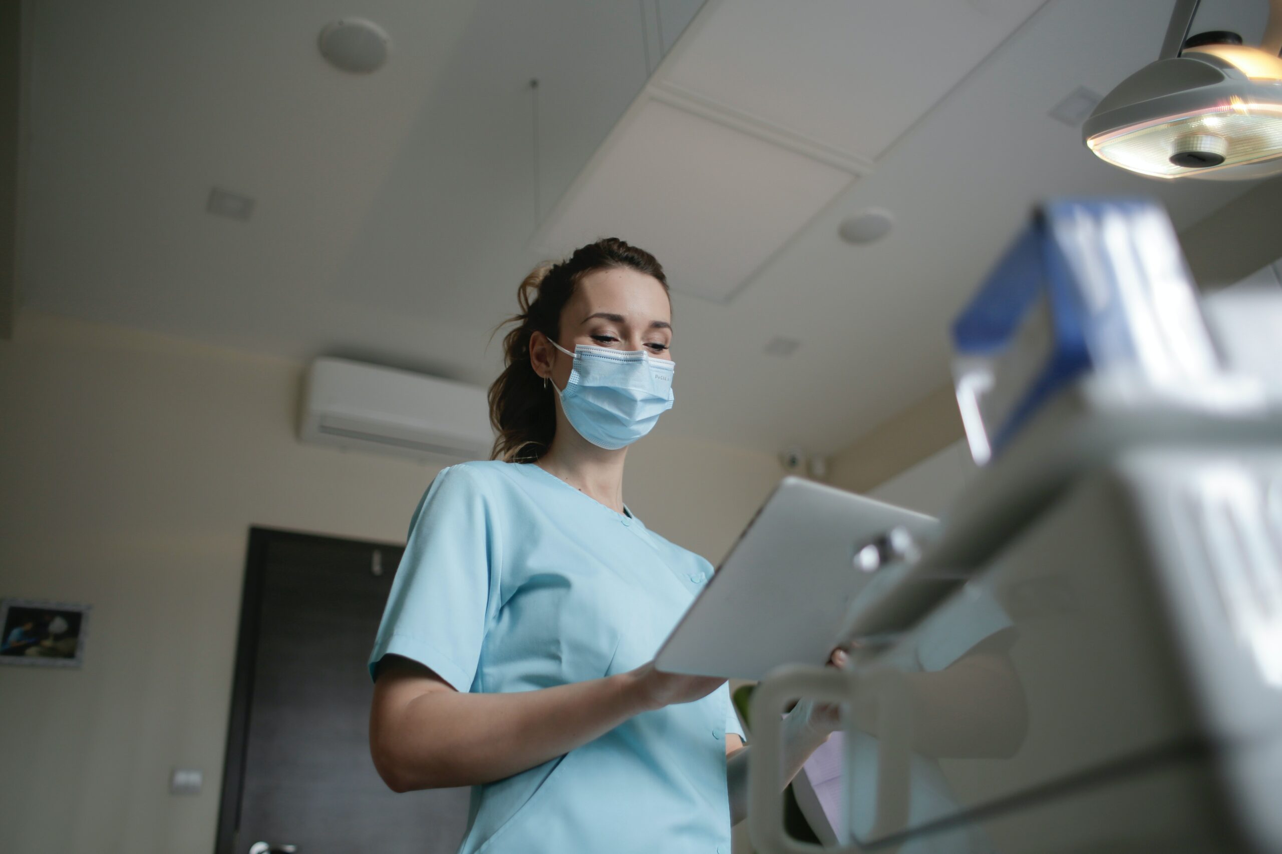 Une femme médecin utilise une tablette connectée à l'hôpital