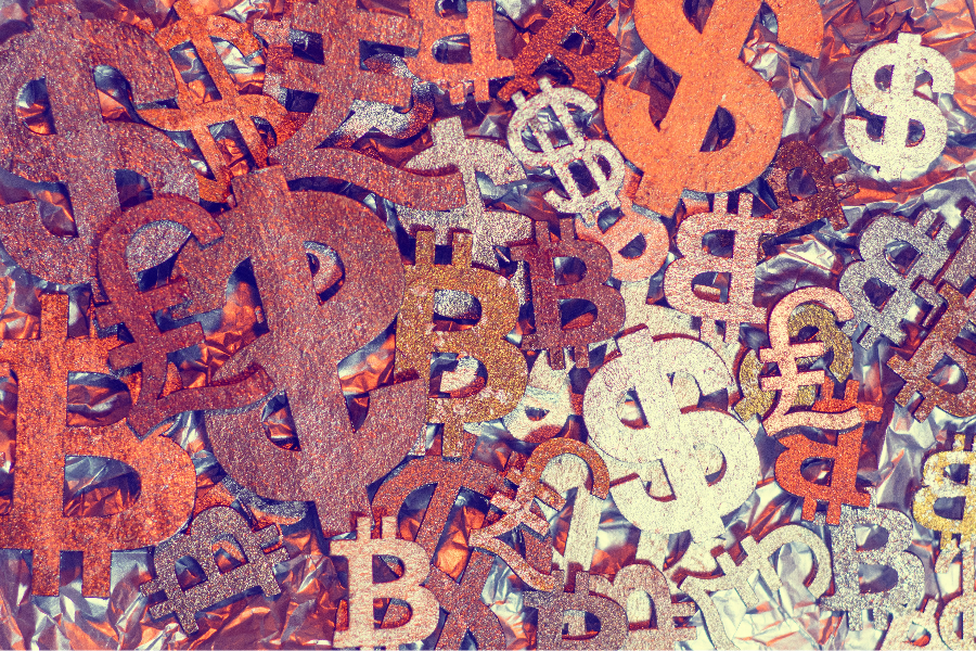 Des pièces représentant des cryptoactifs mélangées