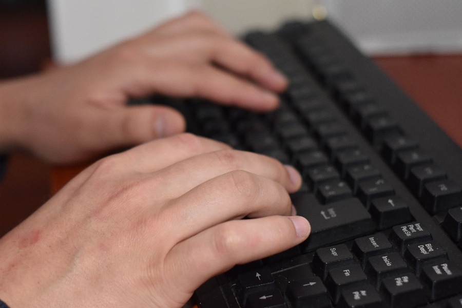 Personne tapant sur un clavier d'ordinateur