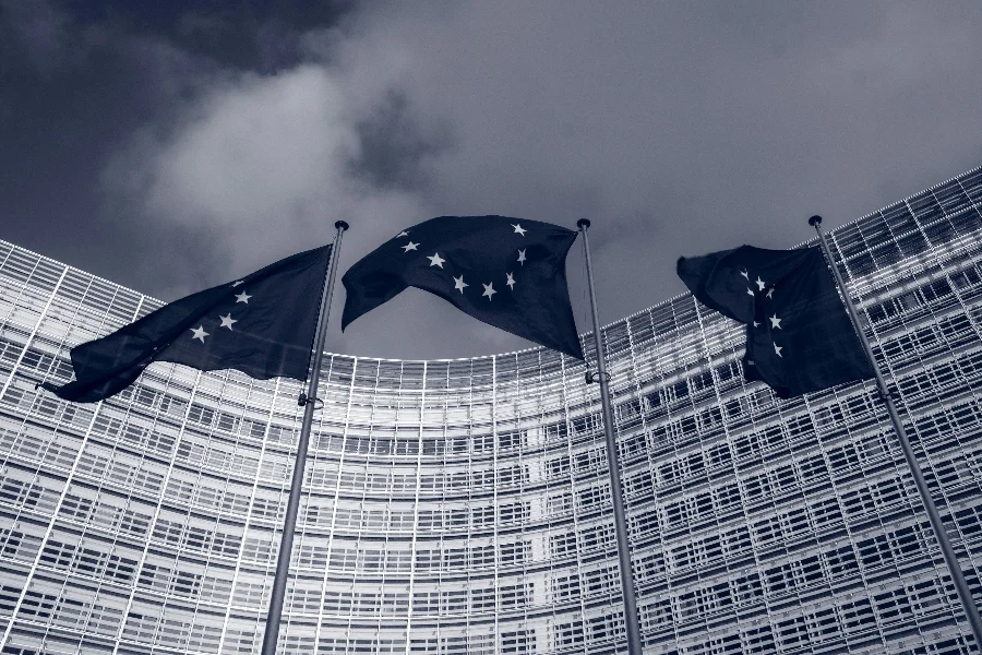 Drapeaux européens devant le Berlaymont à Bruxelles