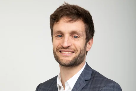 Image à la une de l'article Okomera signe son tout premier accord commercial avec Servier