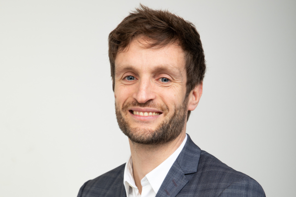 Image à la une de l'article Okomera signe son tout premier accord commercial avec Servier