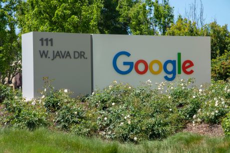 Image à la une de l'article AI Overviews : la baisse de trafic ne suffit pas pour attaquer Google, estime un juge américain 