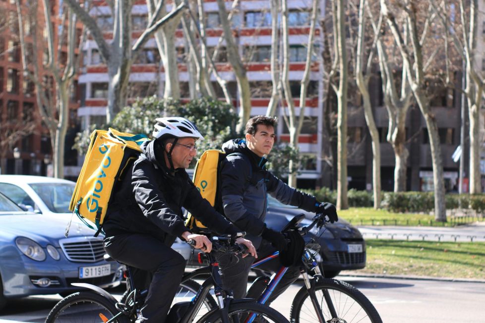 Image à la une de l'article Italie : Deliveroo et Glovo dans la ligne de mire de la justice en raison des conditions de travail des livreurs