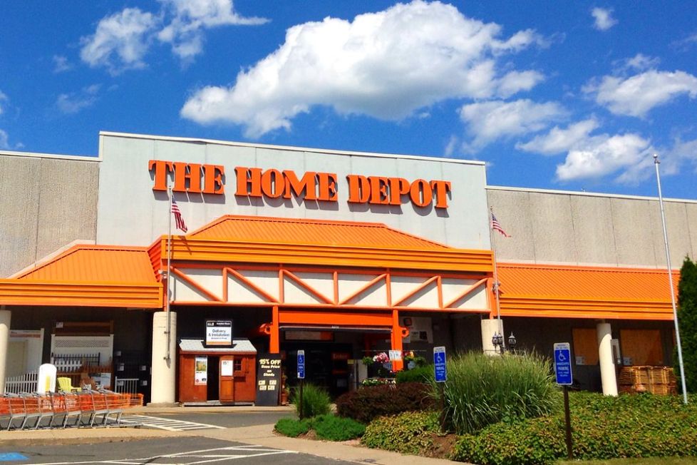 Image à la une de l'article Face à une demande en berne, The Home Depot et Lowe’s suppriment 1400 postes et réaffirment leur positionnement sur le B2B