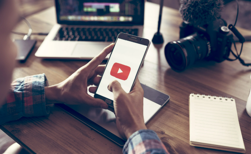 Image à la une de l'article Moteurs IA : les citations de YouTube grimpent à 40%, Reddit tombe à 20%