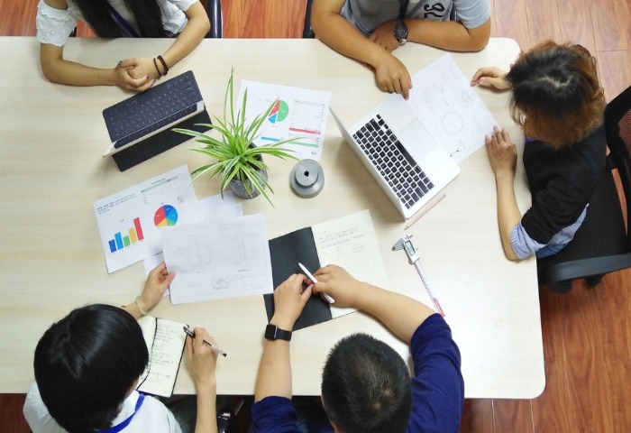 Image à la une de l'article Qui sont les trois enseignes qui ont structuré leur gouvernance IA cet été ?
